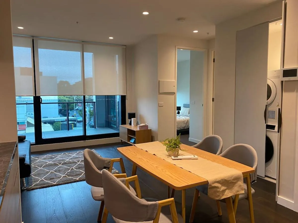 Modern 2-Bed Apt with Parking in West Melbourne — 3
