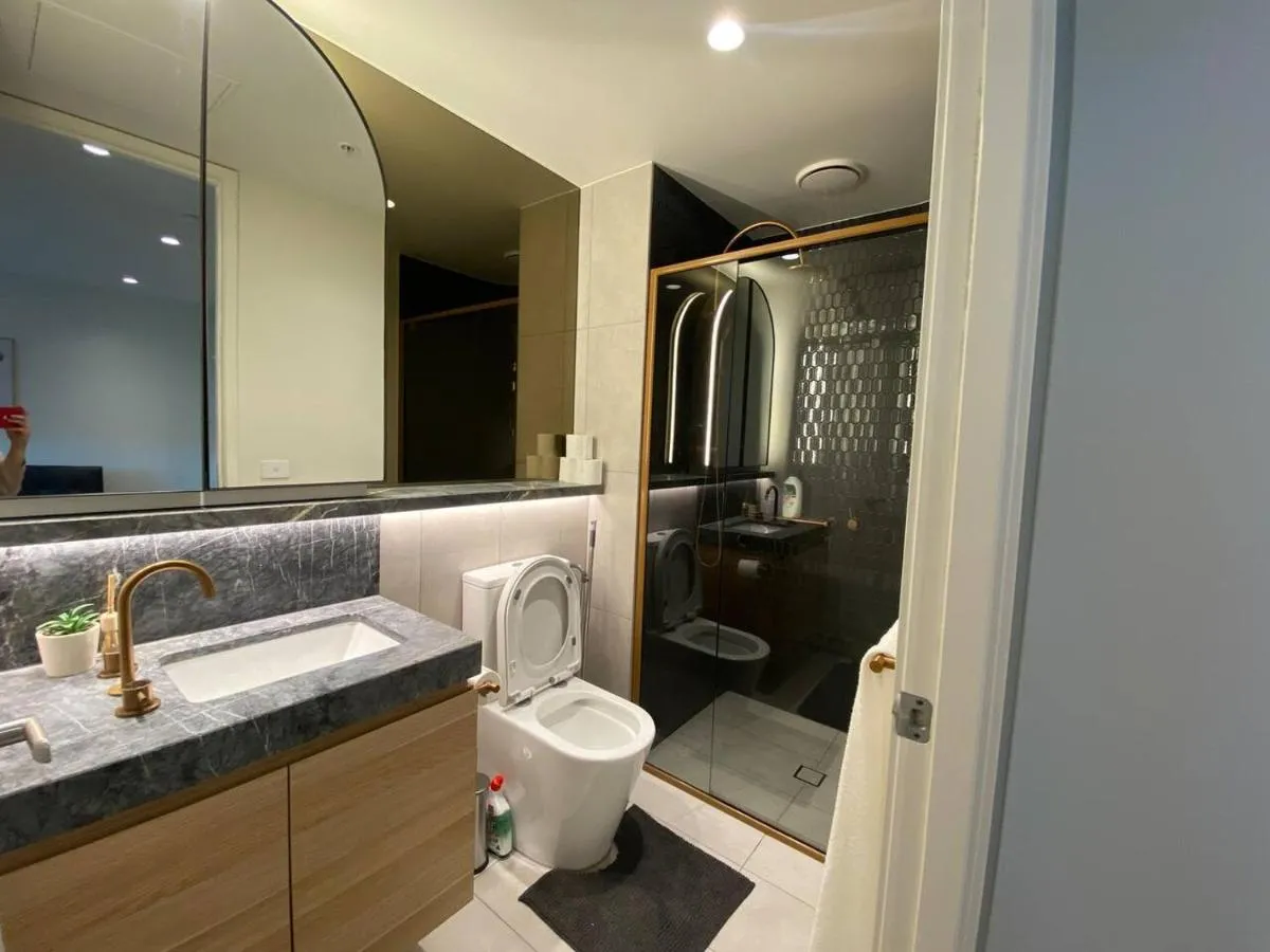 Modern 2-Bed Apt with Parking in West Melbourne — 2