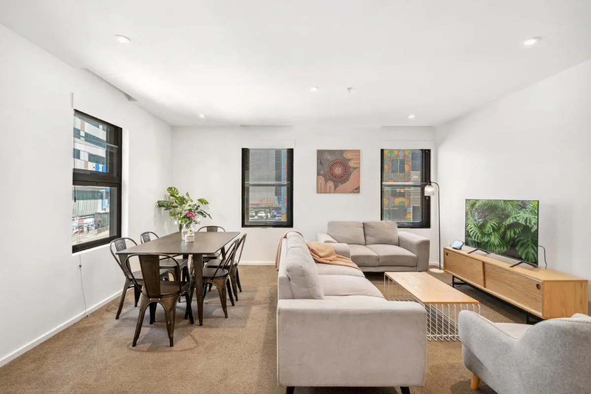Modern 3-Bedroom Apartment in Prime Location — 5