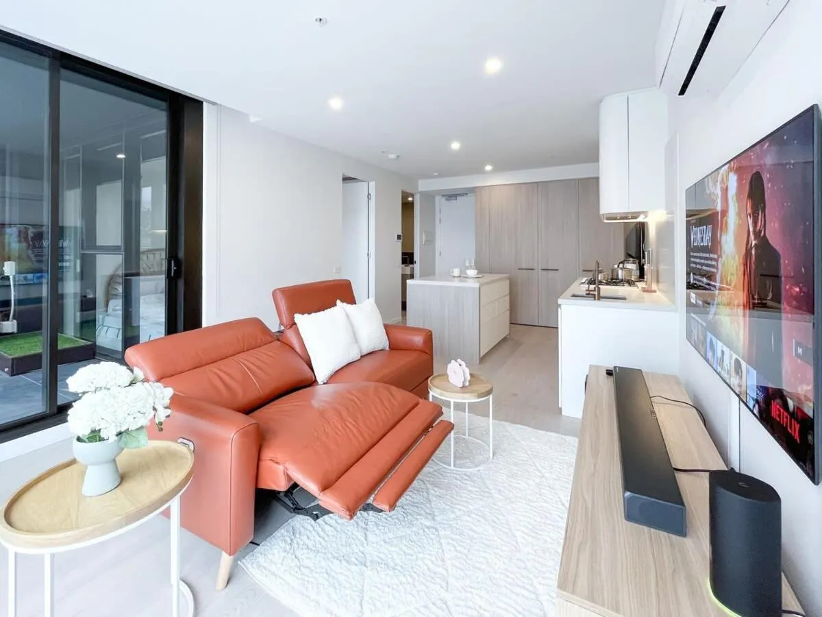 Modern Luxury 2B2B Sky Garden SmartTV — 5