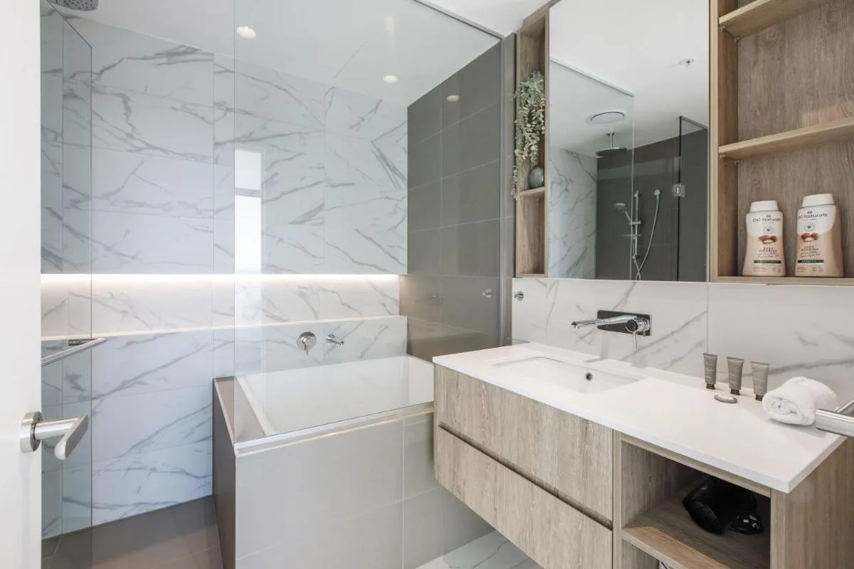 Modern Nomads Skyline View Escape – 2Bedroom by Gardens and Station — 3