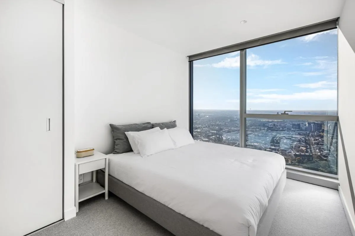 Modern Nomads Skyline View Escape – 2Bedroom by Gardens and Station — 2