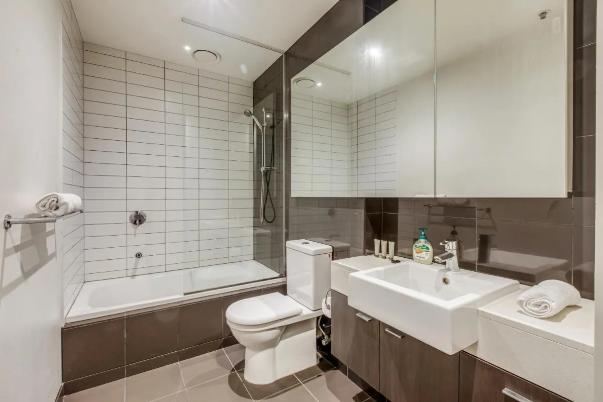 Modern Nomads South Yarra 1BR Large Outdoor Space Near Station — 3