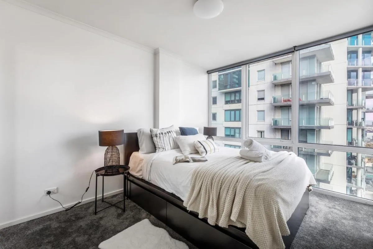 Modern Nomads Stunning City & River View 3BR with Carpark — 2