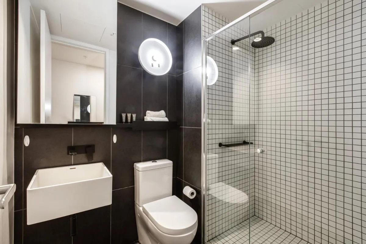Modern Nomads Urban Gem on Empire 2BR Walk to Melbourne Central with Parking — 3