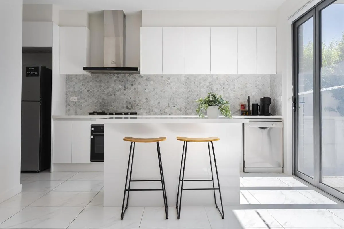 Modern Townhouse – Cafes, Shops, Bus, Freeway access — 4