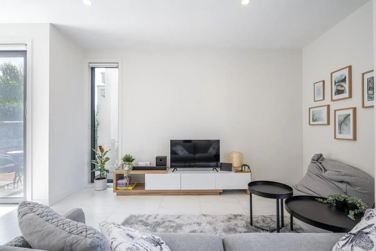 Modern Townhouse – Cafes, Shops, Bus, Freeway access — 2