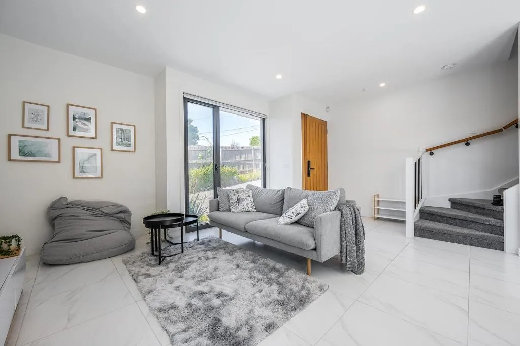Modern Townhouse – Cafes, Shops, Bus, Freeway access
