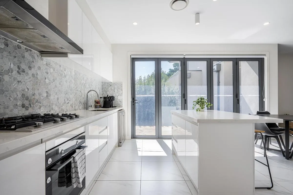 Modern Townhouse – Cafes, Shops, Bus, Freeway access — 5