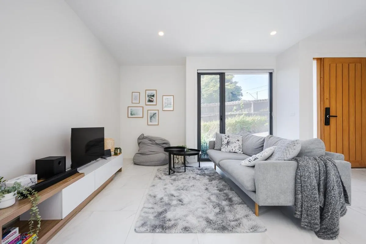 Modern Townhouse – Cafes, Shops, Bus, Freeway access — 3