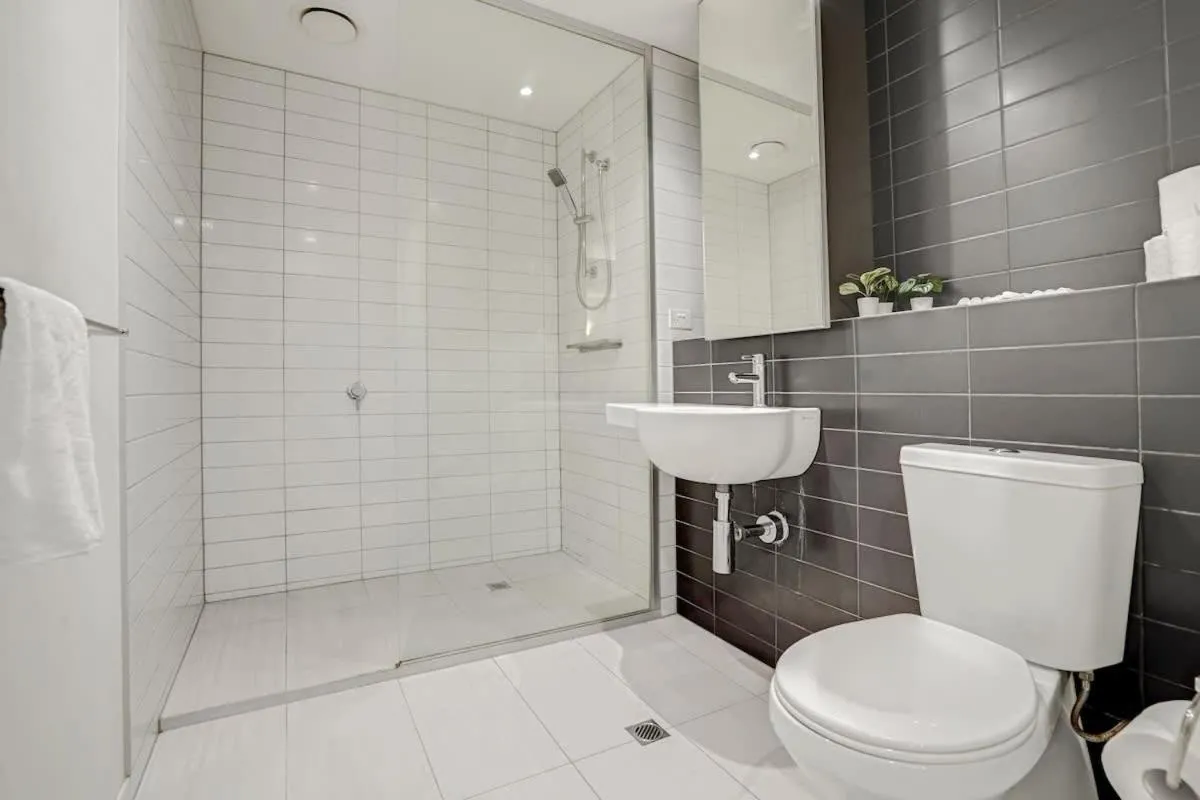 Neo200 – Sophisticated 2bed CBD Apt with parking — 3