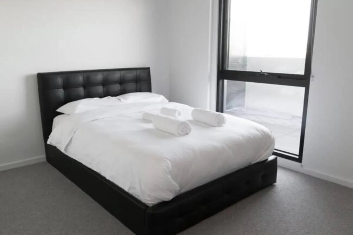 New Spacious 2 Bedroom With Gorgeous City Views — 5
