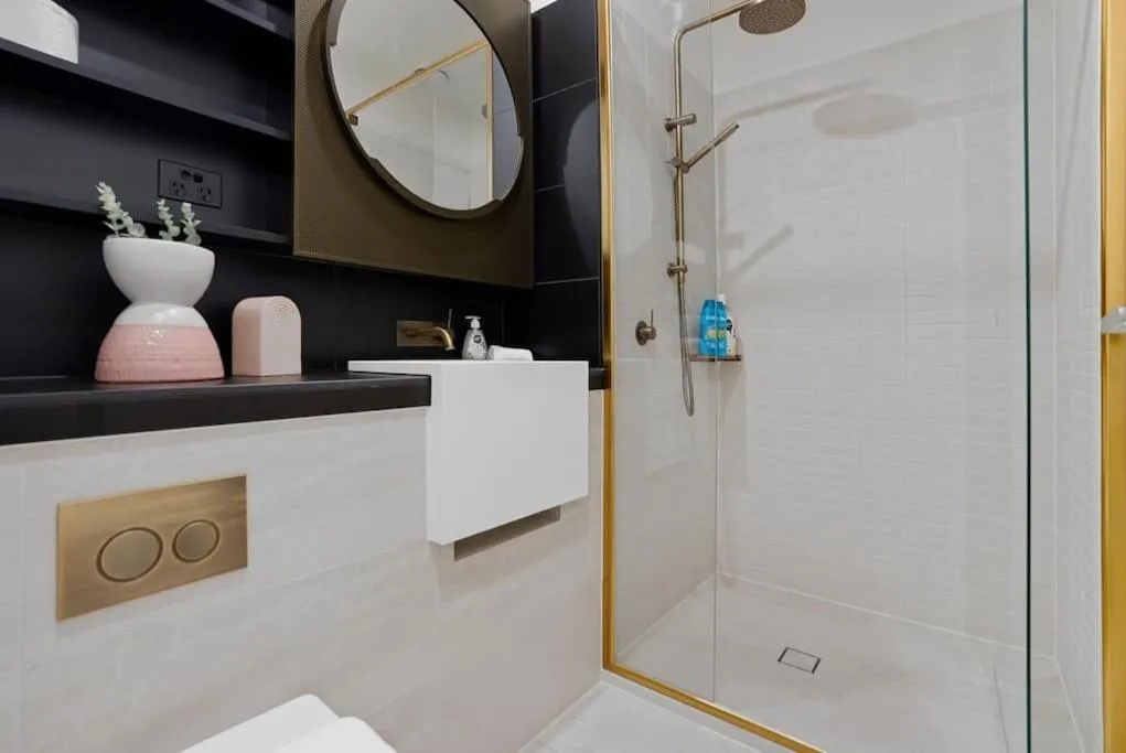 New Urban Sanctuary At UNO-Perfect Location 2B1B — 3