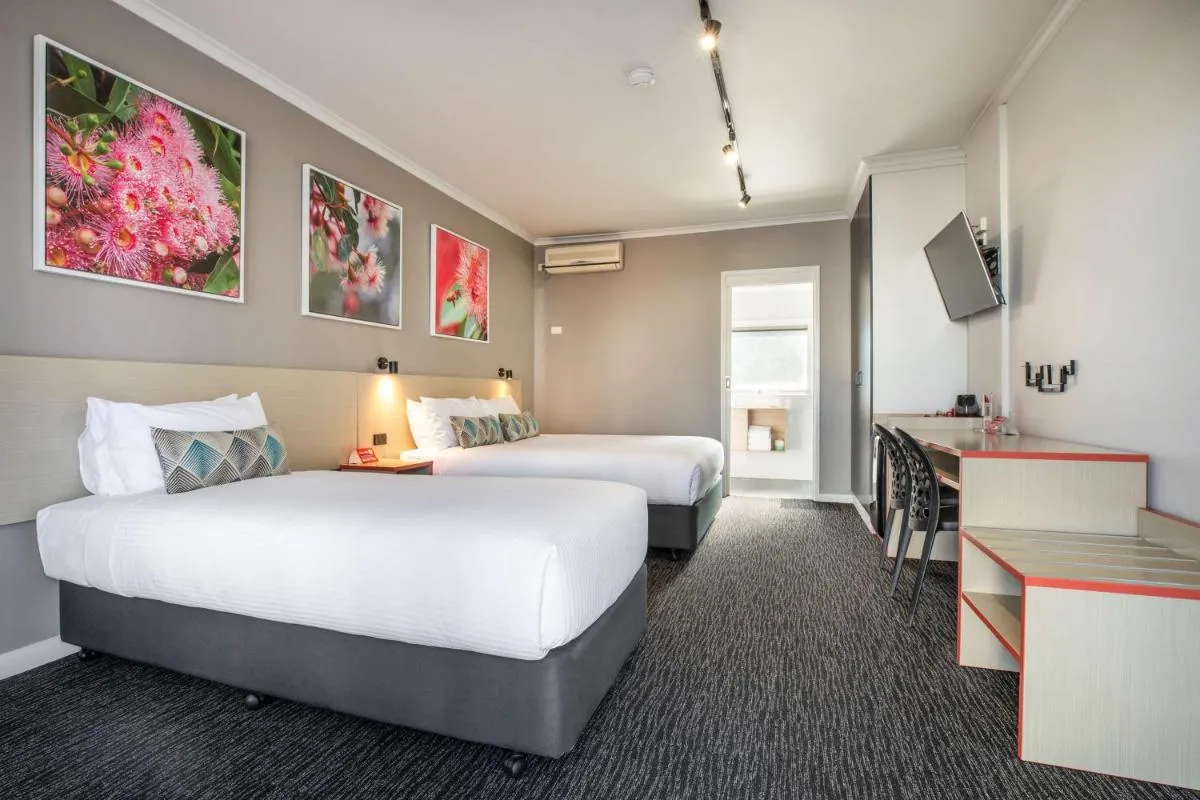 Nightcap at Ferntree Gully Hotel Motel — 2