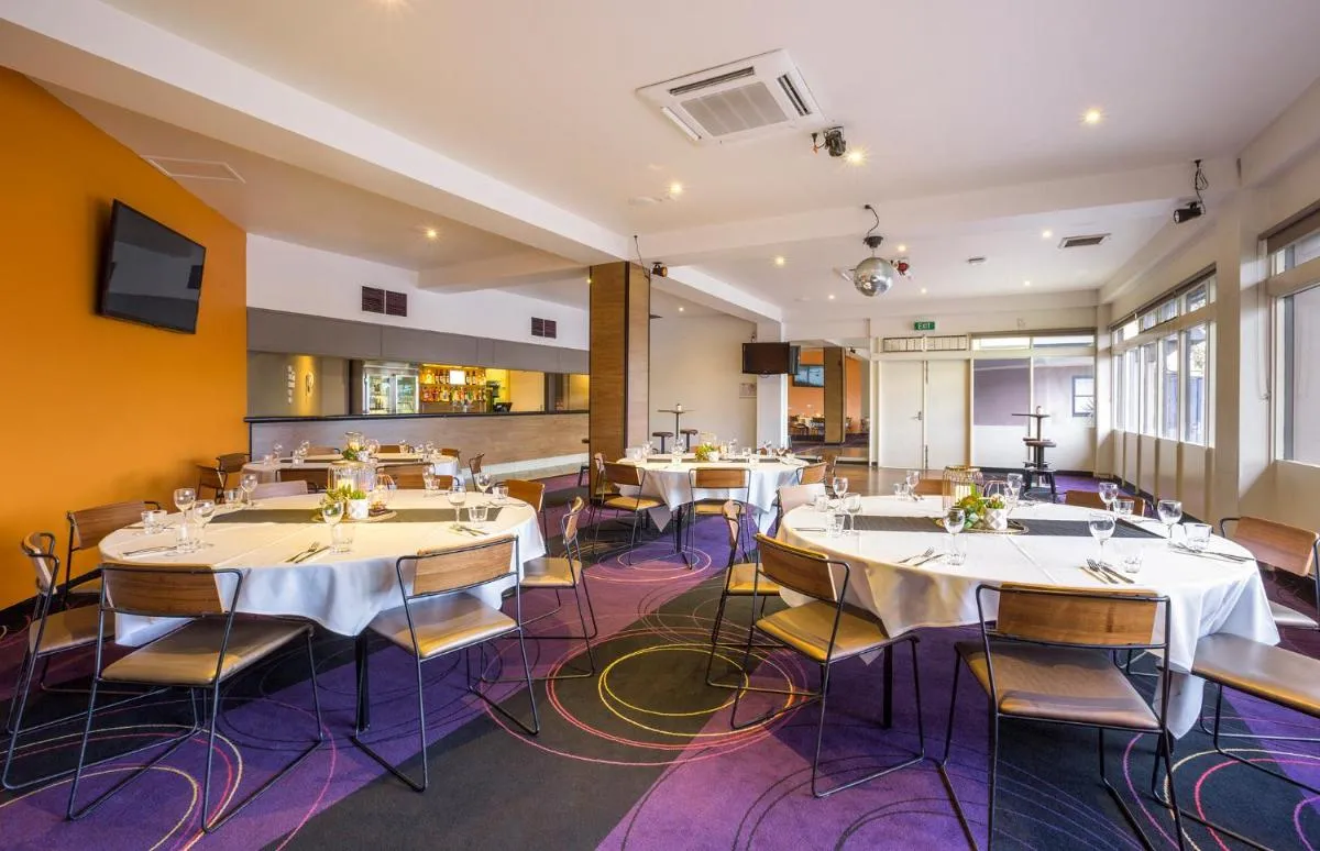 Nightcap at Glengala Hotel — 4