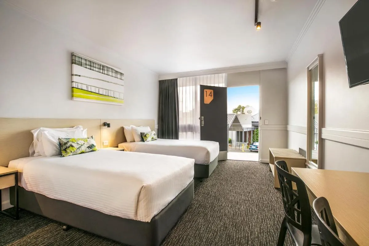 Nightcap at Matthew Flinders Hotel — 2