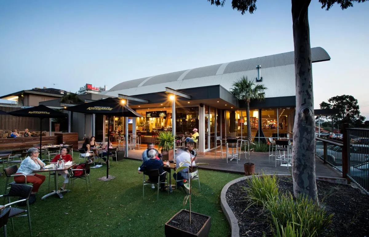 Nightcap at Shoppingtown Hotel — 4