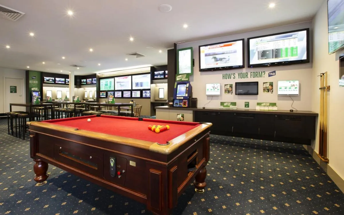 Nightcap at Shoppingtown Hotel — 5