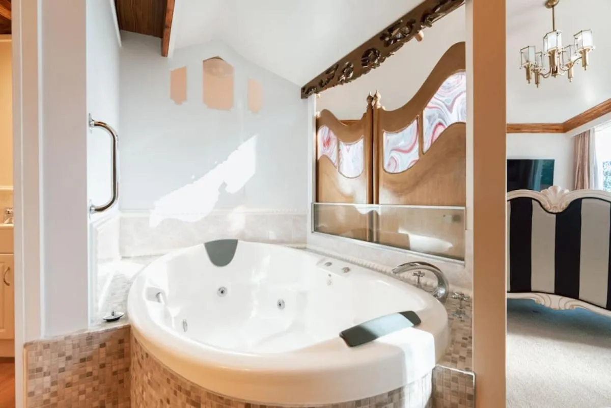 Olinda Enchanted Tower Spa Gas Log Fire and Netflix — 3