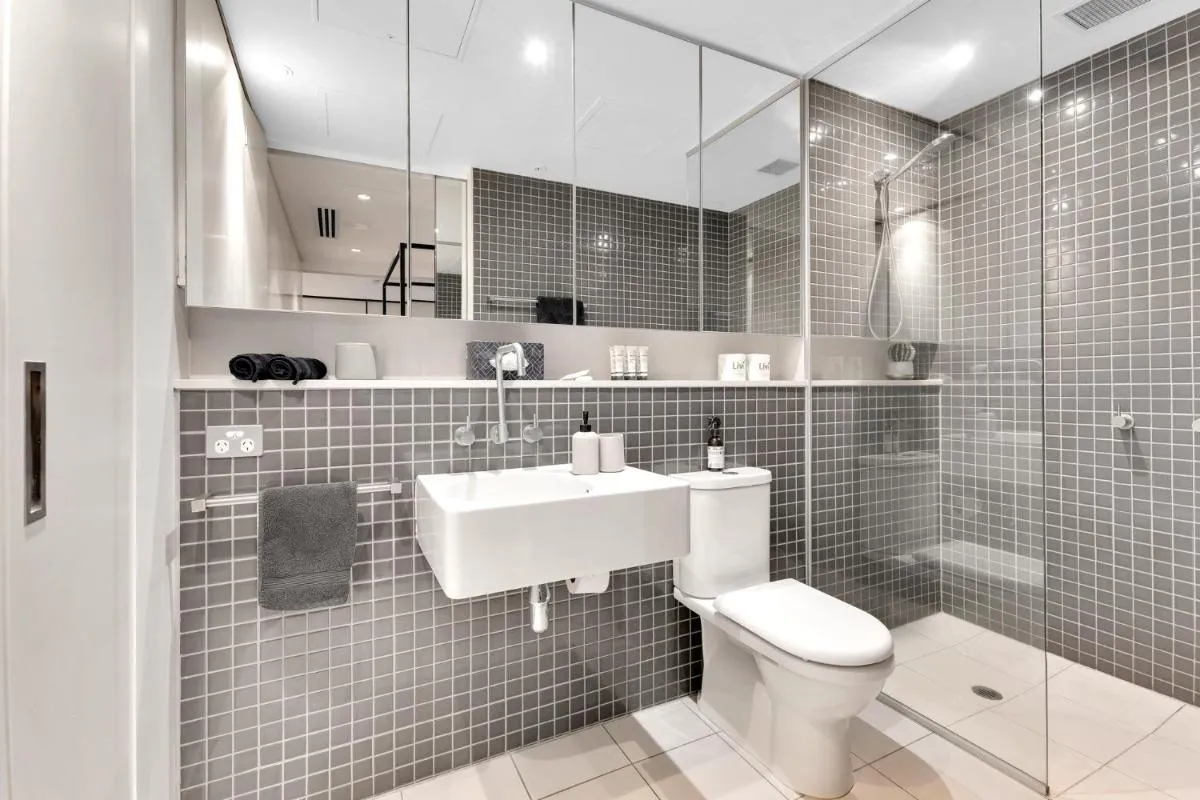 Opulent Level 25 Condo with Breathtaking Views — 3
