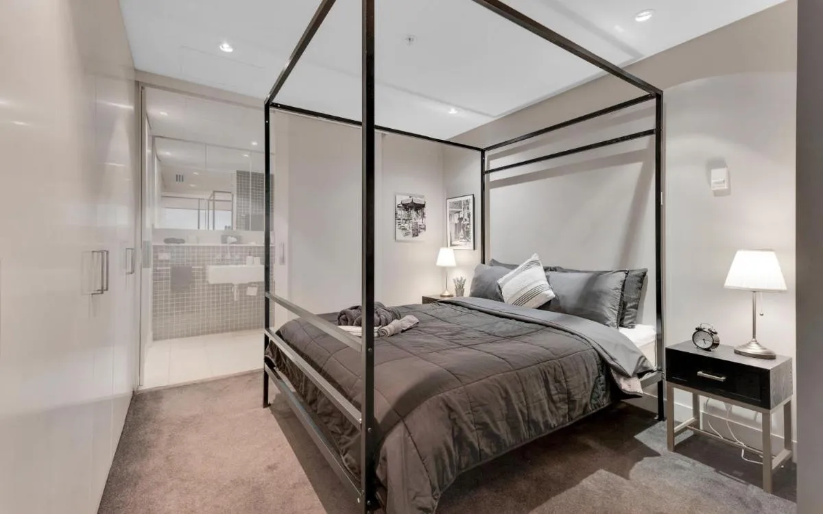 Opulent Level 25 Condo with Breathtaking Views — 2