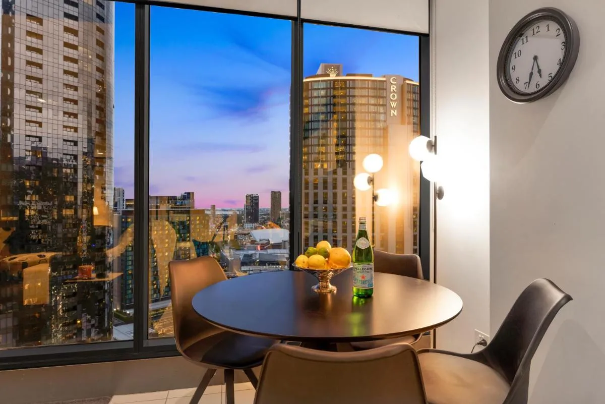 Opulent Level 25 Condo with Breathtaking Views — 4