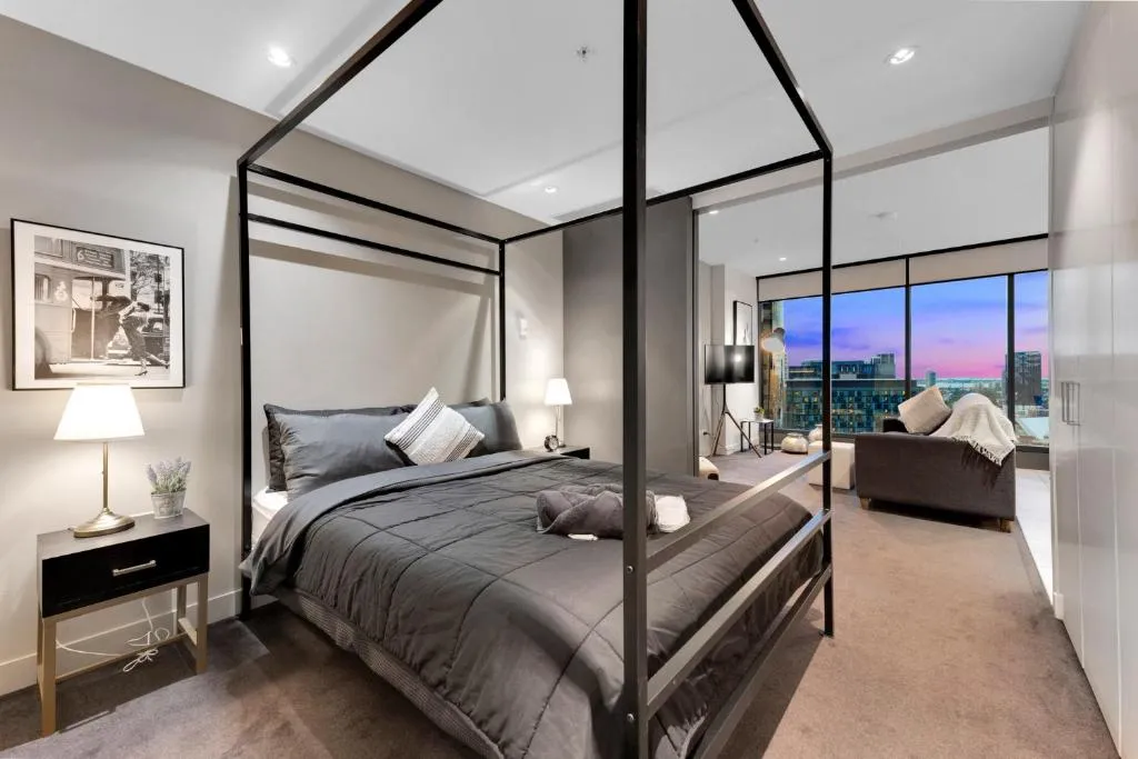 Opulent Level 25 Condo with Breathtaking Views