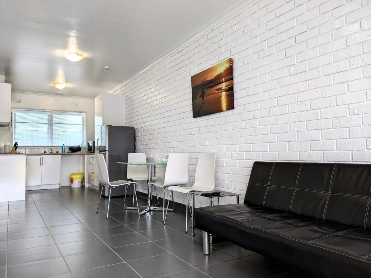 PROMO!!! 2-Bedroom Home Near Airport, Train Station! — 3