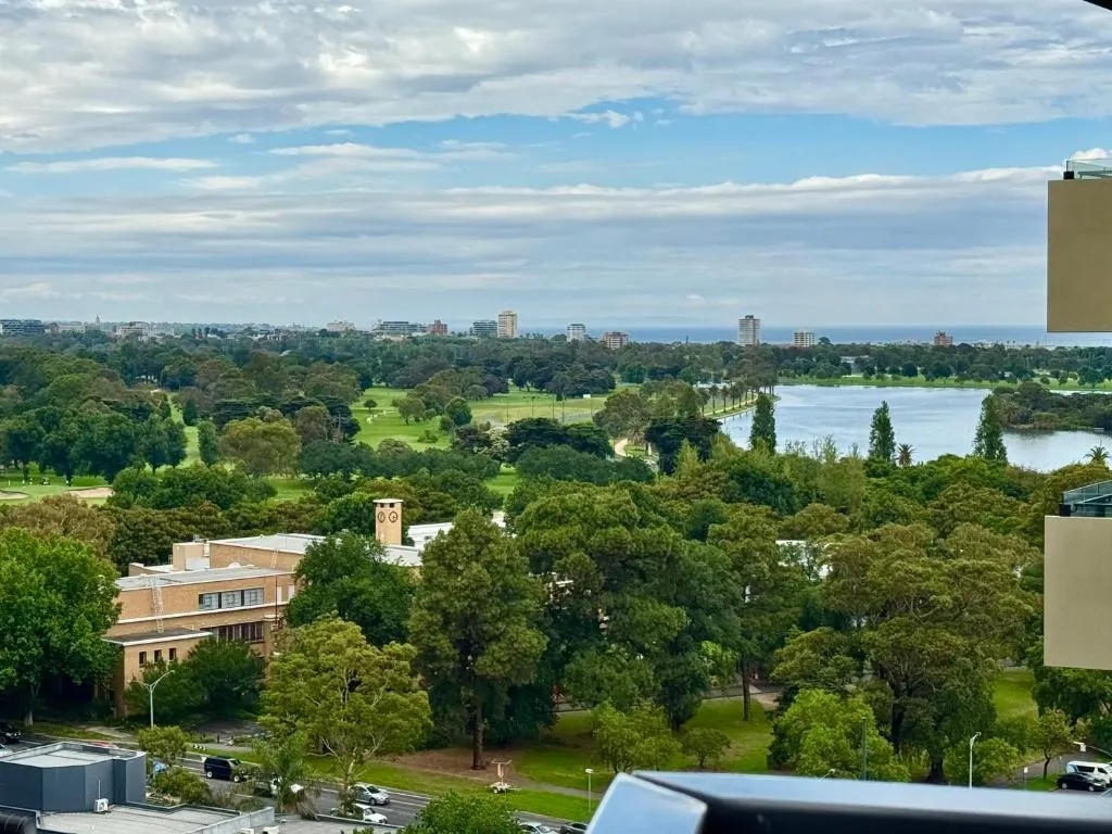 Panoramic View – Albert Park Lake & Shrine Views