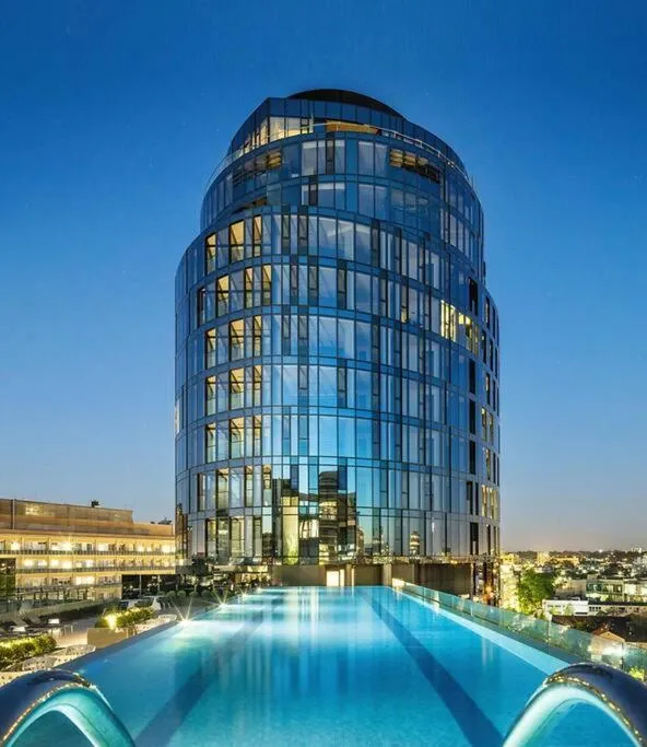 Parkside perfection next to CBD with Free Parking — 4