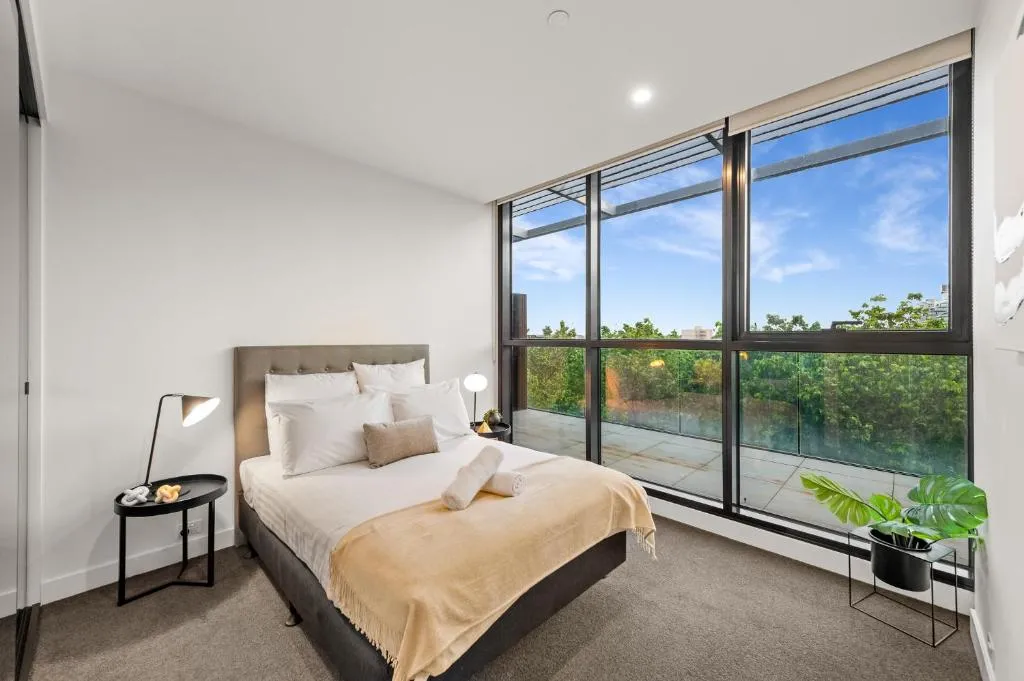 Parkside perfection next to CBD with Free Parking