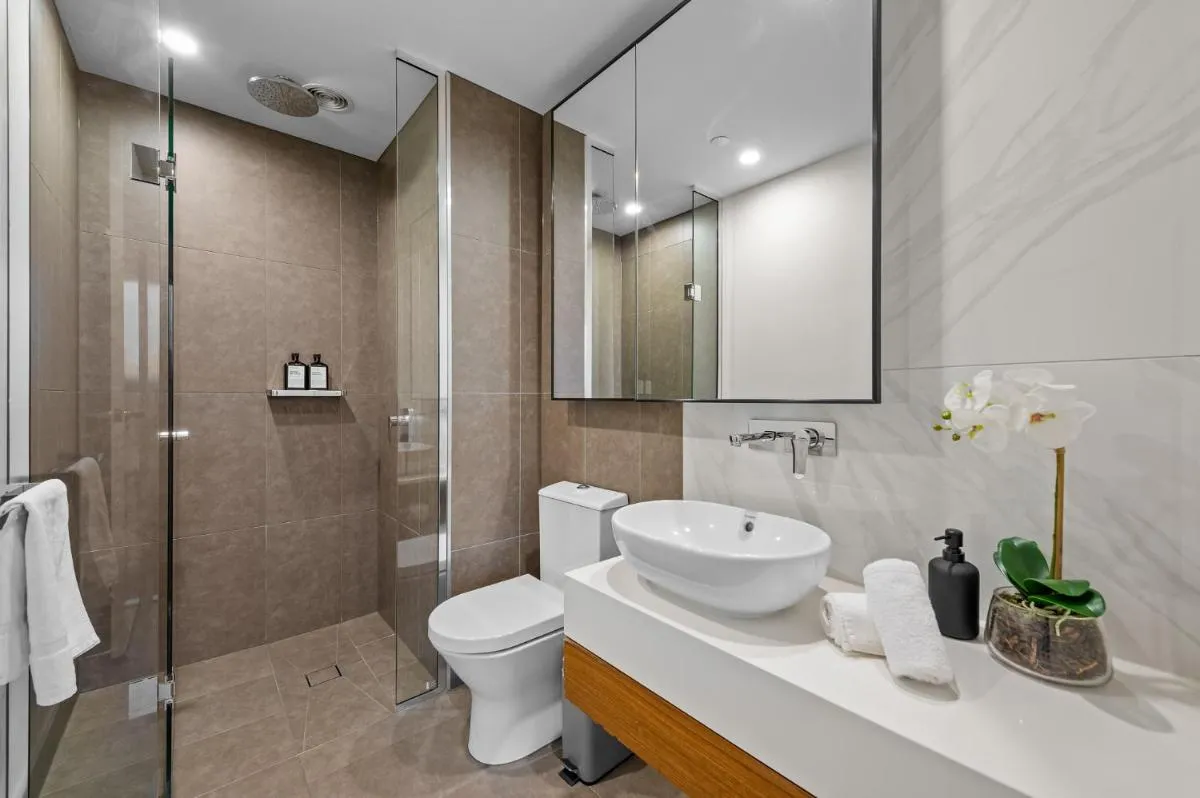 Parkside perfection next to CBD with Free Parking — 2