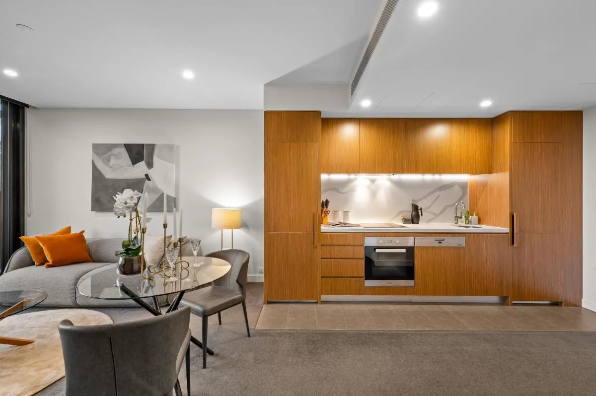 Parkside perfection next to CBD with Free Parking — 5