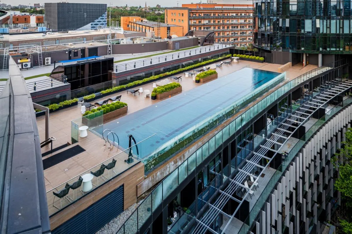 Parkside perfection next to CBD with Free Parking — 3