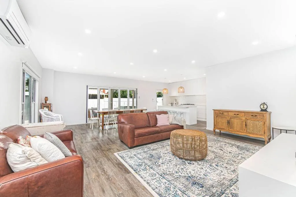 Perfect for Families and Groups – Large 5 Bedroom — 4