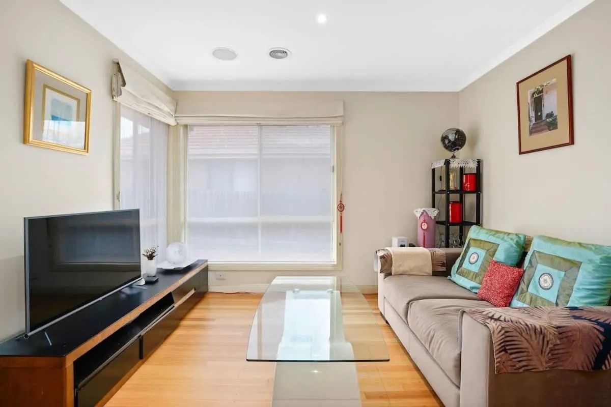 Perfectly Located Townhouse in heart of Ringwood — 3