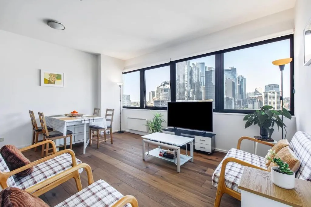 ‘Plaid Parlour’ City-Centre Comfort & Skyline Views