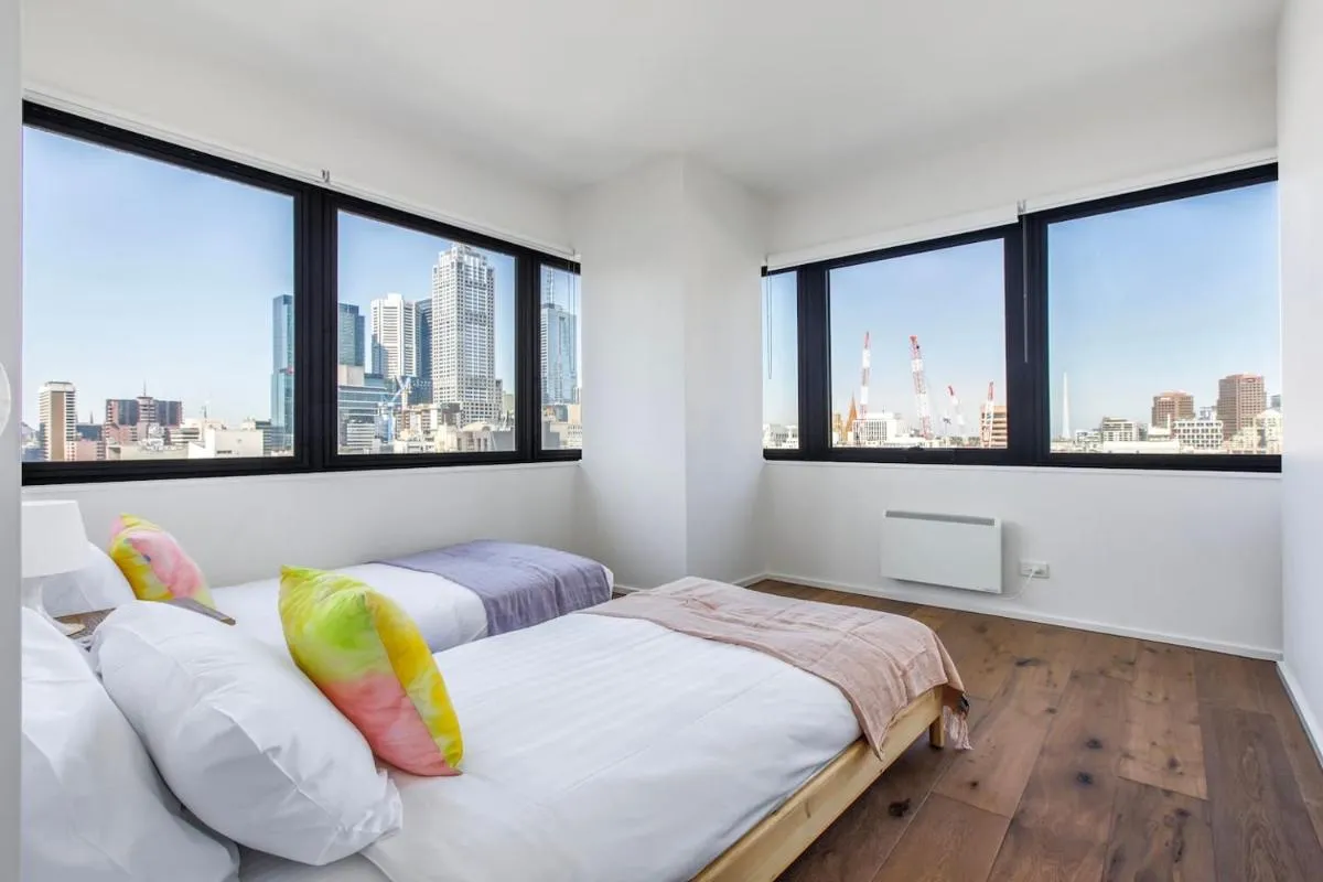 ‘Plaid Parlour’ City-Centre Comfort & Skyline Views — 2