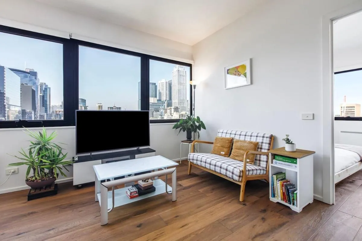 ‘Plaid Parlour’ City-Centre Comfort & Skyline Views — 5
