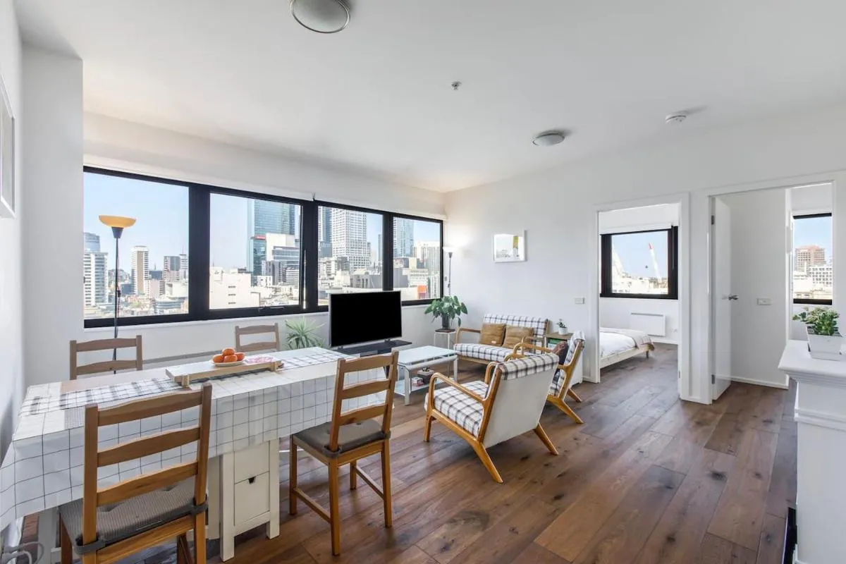 ‘Plaid Parlour’ City-Centre Comfort & Skyline Views — 4