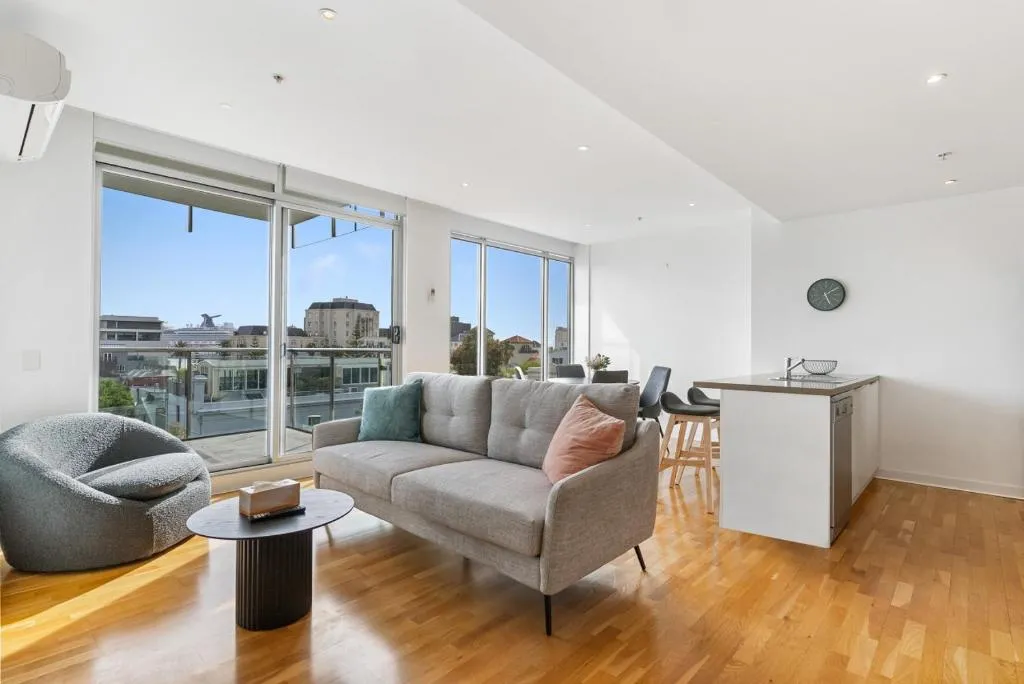 Port Melbourne and a glimpse of the sparkling bay – sleeps 4