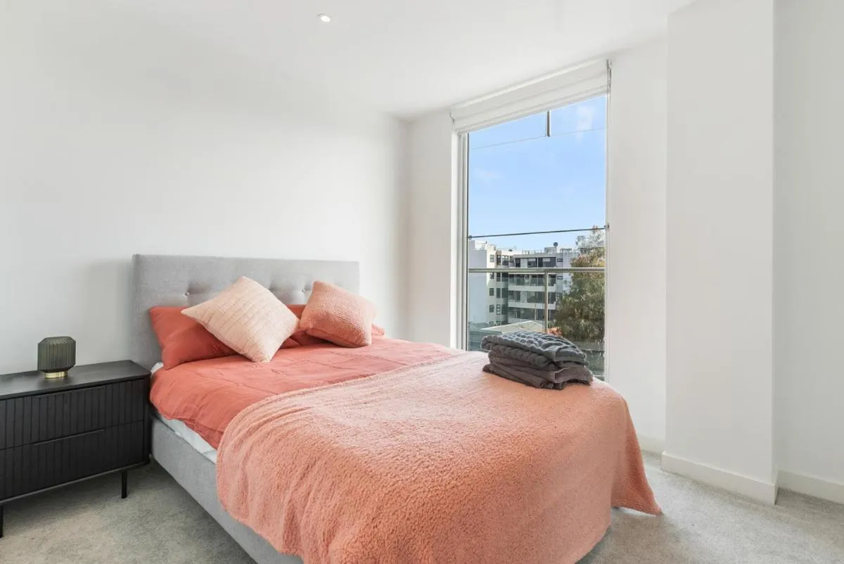 Port Melbourne and a glimpse of the sparkling bay – sleeps 4 — 2