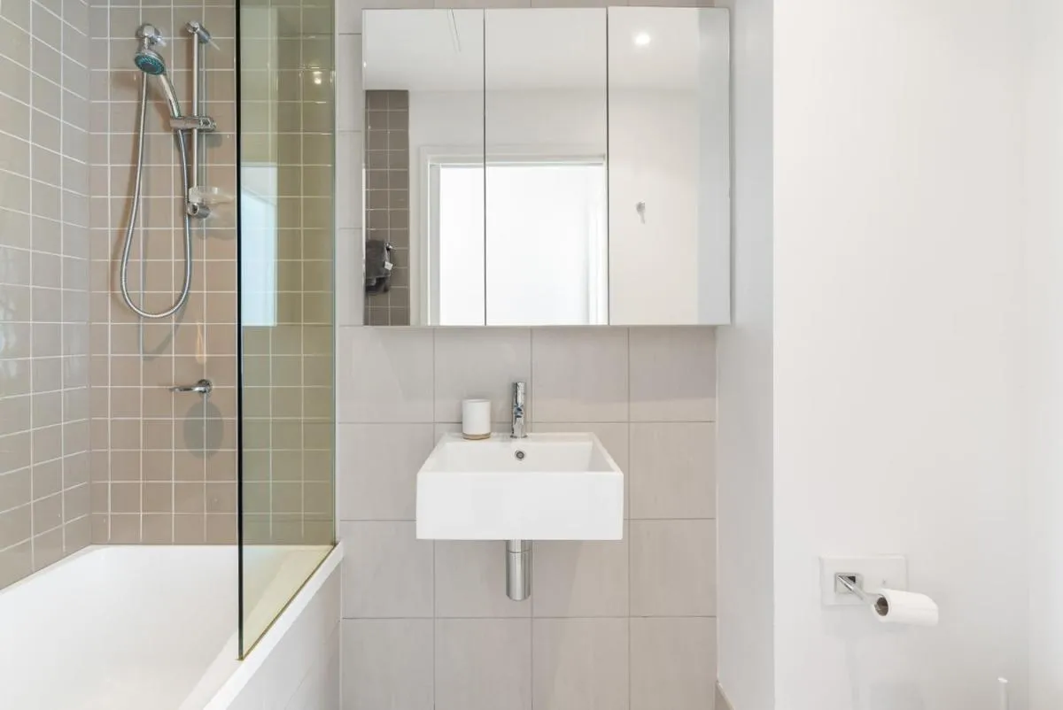 Port Melbourne and a glimpse of the sparkling bay – sleeps 4 — 3