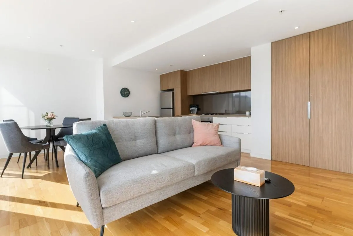 Port Melbourne and a glimpse of the sparkling bay – sleeps 4 — 4