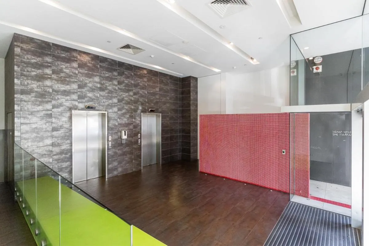Port Melbourne and a glimpse of the sparkling bay – sleeps 4 — 5
