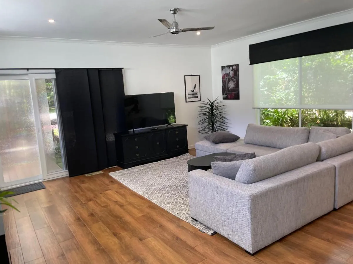 Position Perfect in the Heart of Sherbrooke — 2