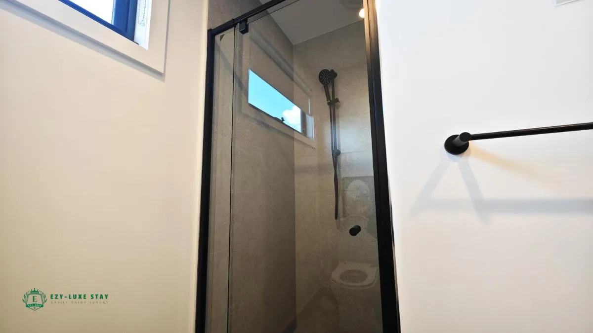 Private Suite with Queen Bed TV – Room 11 — 4