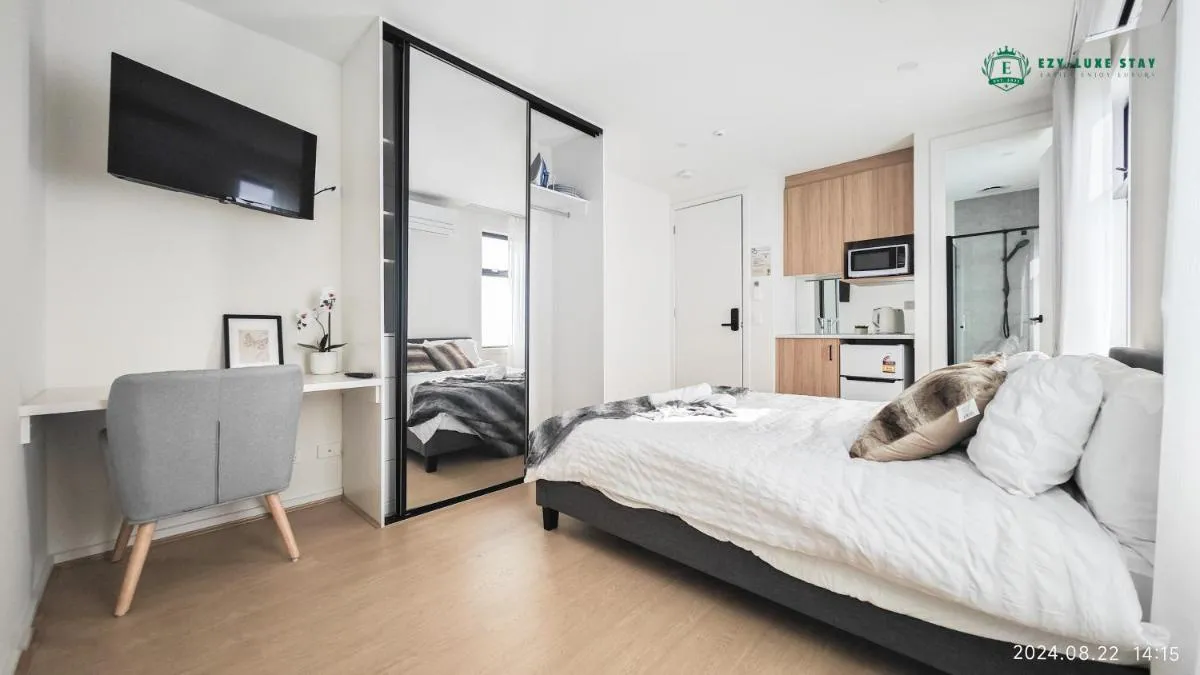 Private Suite with Queen Bed TV – Room 11 — 5