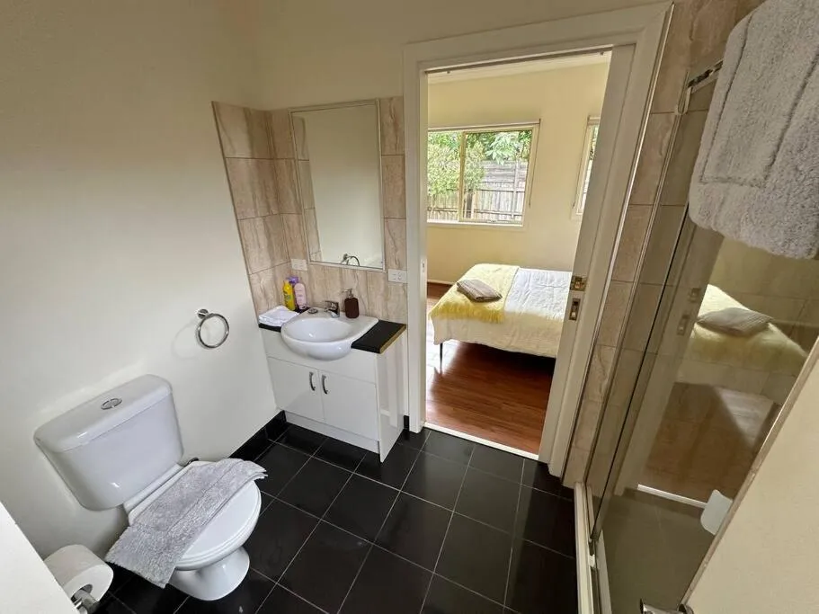 Quiet family home near knox, caribbean gardens — 3