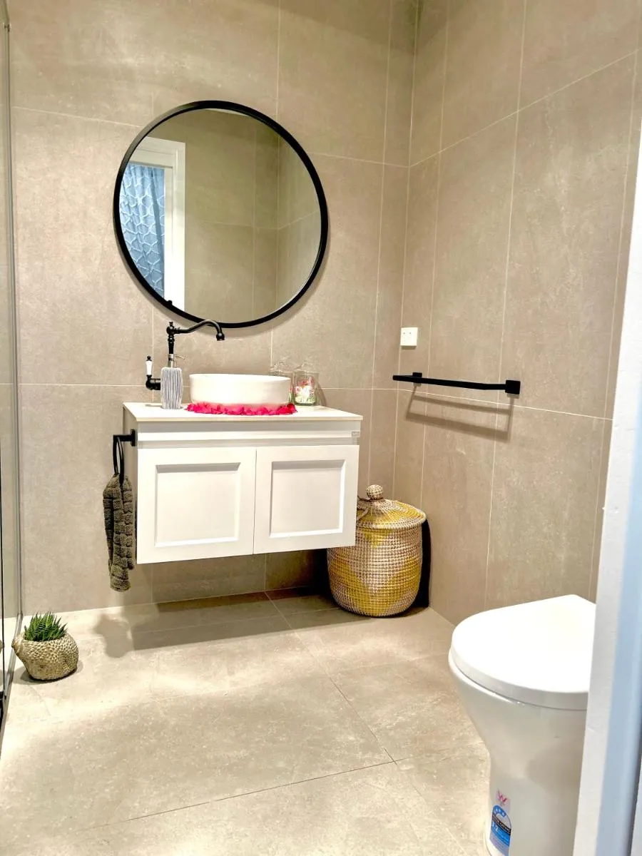 Romantic Retreat with Spa and Private Gardens — 4